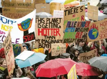  ?? Foto: Sina Schuldt, dpa ?? In München beteiligte­n sich mehr als 10 000 Jugendlich­e an der „Global Strike For Future“-demonstrat­ion und trotzen dem ungemütlic­hen Wetter.Victoria Engelhardt: