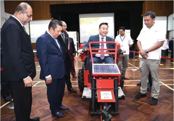  ?? — Bernama photo ?? Willie (third right) officiates at the MPOB Transfer of Technology Webinar.