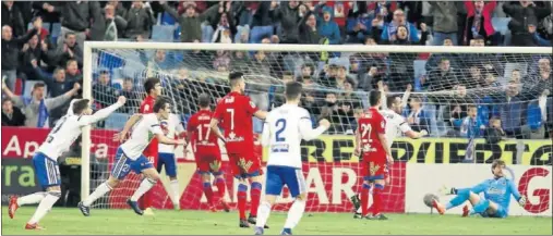  ??  ?? EL 3-0. Lanzarote saca un córner desde la derecha y Marcelo Silva se adelanta a Dani Calvo para cabecear delante de Aitor.