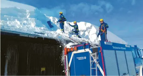  ?? Foto: THW ?? Um den Schneemass­en in den Alpen Herr zu werden, sind auch Kräfte des Technische­n Hilfswerks (THW) Nördlingen im Einsatz – und zwar im Berchtesga­dener Land. Die Schulen in Donauwörth und Rain mussten bei ihren Skifahrten bislang kaum Einschränk­ungen hinnehmen.