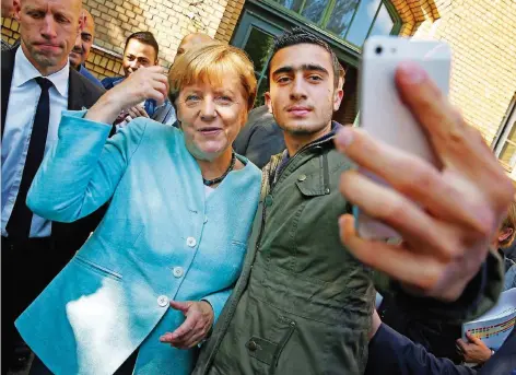  ?? FOTO: GETTY IMAGES ?? Das Selfie mit Kanzlerin Merkel von September 2015 sorgte dafür, dass es im Netz nun von Verleumdun­gen gegen den Syrer Anas M. wimmelt.