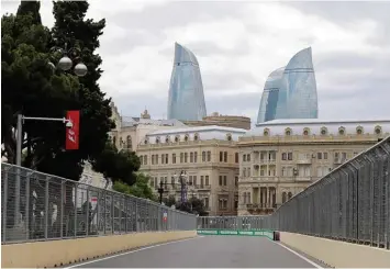  ?? Foto: imago ?? An manchen Stellen lässt der Stadtkurs von Baku den Piloten wenig Platz.