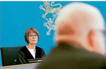  ?? FOTO: M. BRANDT/DPA ?? Richterin Helga von Lukowicz glaubte dem Angeklagte­n (im Vordergrun­d) nicht, dass er geschlafwa­ndelt habe. Der ExStaatsan­walt hatte sich 2019 selbst angezeigt und angegeben, sich an die Tat nicht erinnern zu können.