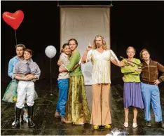  ?? Foto: Gerrit Wittenberg ?? Turbulente Szenen bietet Shakespear­es Komödie „Wie es euch gefällt“, wie sie in der Stadthalle Neusäß zu sehen ist.