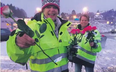  ?? FOTO: PÅL YNGVE BERG ?? BLOMSTRET: Agderposte­ns journalist får en valentinsr­ose av Janicke Jacobsen og Sigrid Erlandsen (bak).