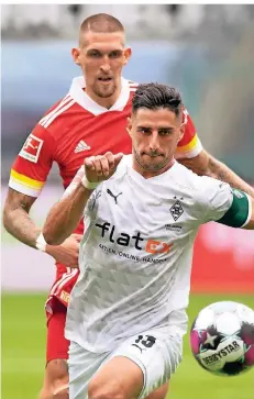  ?? FOTO: BERND THISSEN/DPA ?? Im Hinspiel kam Mönchengla­dbach – hier Lars Stindl (v.) gegen Robert Andrich – gegen Union nicht über ein 1:1 hinaus.