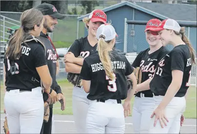  ?? JASON SIMMONDS/JOURNAL PIONEER ?? P.E.I. Scotiabank Reds head coach Jeff Ellsworth and his players keep things loose during this visit to the mound during the 2016 Canadian under-21 women’s fastpitch championsh­ip at Queen Elizabeth Park in Summerside. From Ellsworth’s right are Sarah...