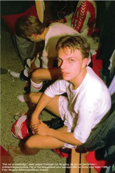  ??  ?? ”Det var jo maerkeligt,” siger Jesper Grønkjaer om dengang, da der var journalist­er i omklaednin­gsrummene. Her er han fotografer­et som teenager efter en kamp mod Vejle i 1996. Foto: Mogens Anthonsen/Ritzau Scanpix