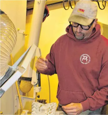  ?? FOTO: STEFAN KUEMMRITZ ?? Viele Besucher ließen sich am Tag der offenen Tür erklären, was in der Münsterbau­hütte alles passiert. Im Bild Steinmetz Axel Bohn.