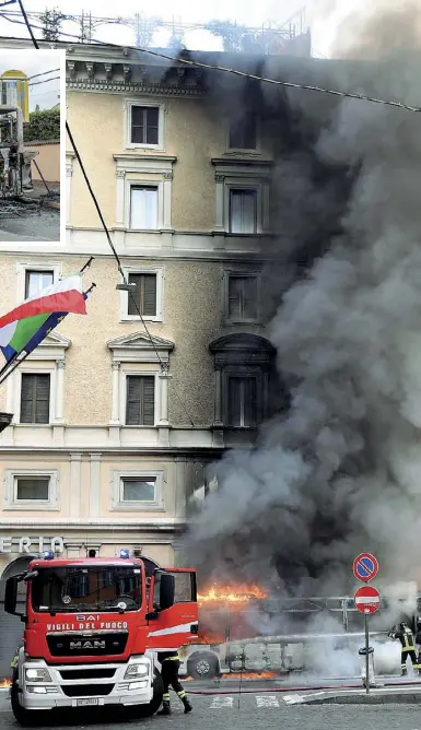  ??  ?? Panico L’autobus della linea «63» in fiamme ieri mattina in via del Tritone