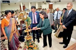  ??  ?? The Guest-of-Honour Dr. Razia Pendse lights the traditiona­l oil lamp, as Chief Guest Dr. Anil Jasinghe, Dr. Savithri Kellapatha and Dr. Omala Wimalaratn­e look on