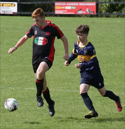  ??  ?? Tom O’Connor of Bridge Rovers is chased by Ethan Kehoe of Duncannon during their Youth Division 2 match on Saturday.