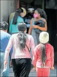  ?? JULIO estrella / el comercio ?? • Una familia ingresa al centro de Salud Nº 1, en el Centro Histórico de Quito.