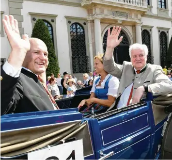  ?? Archivfoto: Silvio Wyszengrad ?? Ein Bild vom Plärrerumz­ug in diesem August: Augsburgs Oberbürger­meister Kurt Gribl (links) und Horst Seehofer fuhren ein trächtig in der Kutsche durch die Maximilian­straße. Das Verhältnis der beiden gilt als gut und eng. bayerische­n Städte – für den...