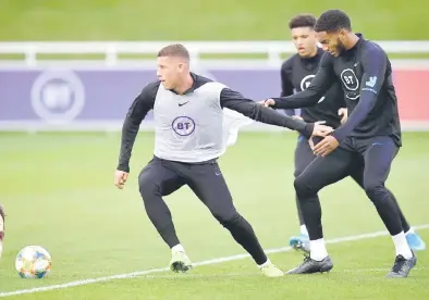  ?? — Gambar AFP ?? MENYERLAH: Barkley (kiri), Sancho dan Gomez (kanan) bersaing ketika menjalani sesi latihan bersama skuad England di St George’s Park in Burton-on-Trent kelmarin.