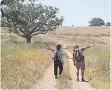  ??  ?? Der Schweizer Rudolfo Müller (r.) führt Wanderer durch das hügelige Alentejo.