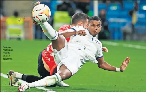  ?? ?? Rodrygo realiza un remate ante el Mallorca.