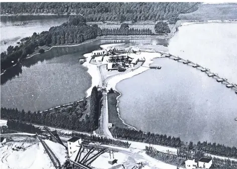  ?? FOTO: ARCHIV ?? Das Elbsee-Kieswerk 1970. Bei der Gebietsref­orm 1975 musste Hilden den Elb- und den Menzelsee sowie den Dreieckswe­iher an Düsseldorf abtreten.