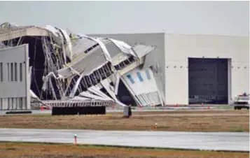  ?? | VÍCTOR BADILLO ?? Aunque tres empleados estaban dentro del hangar, lograron salir al ver la debilidad de la construcci­ón.