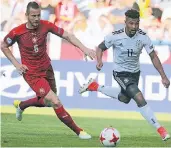  ?? FOTO: DPA ?? Serge Gnabry (r.), hier im Duell mit Tschechien­s Michael Lüftner, erzielt das 2:0.