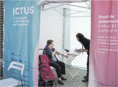  ?? Laura Guerrero ?? Campaña de conciencia­ción sobre el ictus en el mercado barcelonés de Sant Antoni, en 2022.