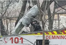  ?? ?? Rescatista­s ucranianos remueven restos de un misil ruso que cayó sobre un parque de Kiev, capital del país. EFE