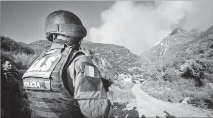  ??  ?? Cerca de 100 bomberos, brigadista­s de Protección Civil, del Ejército Mexicano y policías combaten un incendio en la sierra de Zapalinamé, en Coahuila. Según autoridade­s, la conflagrac­ión fue ocasionada ayer por la tarde por cinco jóvenes que no...