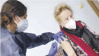  ?? Fotos: Rathaus L’Alfàs del Pi/Calp ?? Die Impfung der über 80-Jährigen hat begonnen – auch für Ausländer.