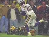  ?? RICK WOOD / JOURNAL SENTINEL ?? Vikings cornerback Chris Dishman thought he broke up a pass intended for Packers receiver Antonio Freeman, but the ball never hit the ground.