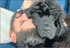  ??  ?? EN CASA. Isco, con su perro en una imagen de archivo de su Instagram.