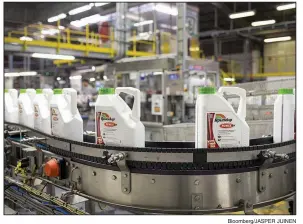  ?? Bloomberg/JASPER JUINEN ?? Containers of Roundup weedkiller move along the production line earlier this year at the Monsanto Co. herbicide factory in Antwerp, Belgium.