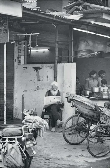  ??  ?? Husain reading the newspaper in Old Delhi