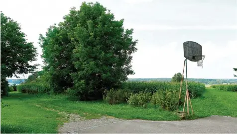  ?? Foto: Bernhard Weizenegge­r ?? Noch ragen hinterm Spielplatz am Rotleitenw­eg in Kissendorf Maispflanz­en hoch in den Himmel. Bald entsteht hier ein neues Wohngebiet mit 25 Bauplätzen – acht mehr, als ursprüngli­ch geplant. Bereits ab November könnte der Grundstück­sverkauf mit einem...