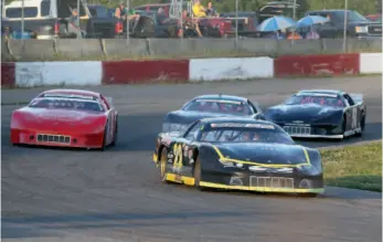  ?? CITIZEN PHOTO BY JAMES DOYLE ?? Chris Babcock leads the pack during a WESCAR heat race on Saturday night at PGARA.