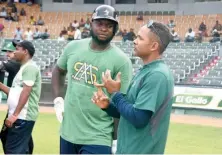  ??  ?? Fernando Tatis padre, derecha, habla con Miguel Ángel Sanó.