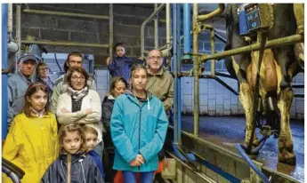  ??  ?? Les visiteurs découvrent la salle de traite de la ferme du Costil à Truttemer-le-Grand.