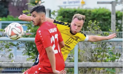  ?? Foto: Andreas Lode ?? Hochkonzen­triert in jeder Sekunde: Gersthofen­s Kapitän Stefan Schnurrer (rechts) besorgte den Siegtreffe­r mit einem direkt verwandelt­en Freistoß.