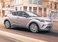  ?? FOTO: HERSTELLER ?? Der neue Toyota C-HR mit seiner abfallende­n Dachlinie ist eine Mischung aus Coupé und SUV.