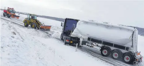  ?? FOTOS: KROHA ?? Auf der T-Kreuzung zur Landstraße 1230 in Richtung Blaubeuren hatten am Donnerstag mehrere LKW Probleme mit dem Schnee.