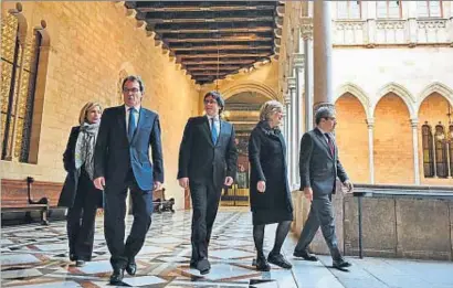  ?? ÀLEX GARCIA ?? Carles Puigdemont, con Joana Ortega, Artur Mas, Irene Rigau y Francesc Homs en la galería gótica