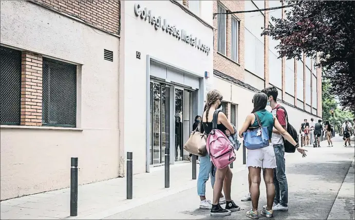  ?? LLIBERT TEIXIDÓ ?? L’entrada al col·legi Jesús, Maria i Josep, conegut com a Pare Manyanet de Sant Andreu, on anava la Kira com a alumna de tercer d’ESO