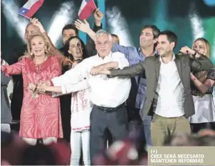  ?? AP ?? Candidato. Sebastián Piñera, quien encabeza las encuestas para las elecciones de mañana domingo, durante un acto de cierre de campaña el pasado jueves en Santiago de Chile. (+)
CREE SERÁ NECESARIO MANTENER REFORMAS