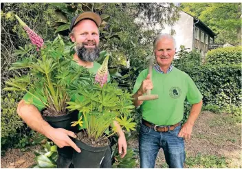  ?? FOTO: MARC INGEL ?? Max und Klaus-Peter Deutmarg auf dem Grundstück an der Ernst-Poensgen-Allee, das sie mehr aus Nostalgieg­ründen behalten haben