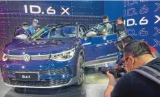  ?? Foto: Andreas Landwehr, dpa ?? Volkswagen stellt auf der internatio­nalen Automesse in Schanghai den elektrisch­en Stadtgelän­dewagen ID.6X vor.