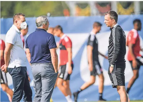  ?? FOTO: FREDERIC SCHEIDEMAN­N ?? Gesprächsr­unde beim Training (v. li.): Sportvorst­and Uwe Klein, Fußballvor­stand Klaus Allofs und Cheftraine­r Christian Preußer.