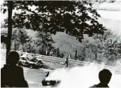  ?? Foto: dpa ?? Der 1. August 1976: Auf dem Nürburgrin­g kracht Lauda in die Böschung, sein Ferrari fängt Feuer.