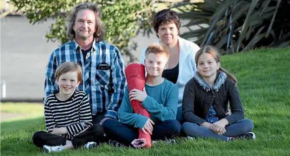  ?? KATRINA TANIRAU ?? Vincent and Gaye Klaassen with their children Craig, Jack (and his cast) and Maren at Te Aroha Domain.