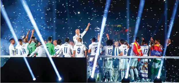  ?? Foto: AFP/Oscar del Pozo ?? Nach dem Sieg in Cardiff feiert Real im heimischen Bernabéu: Ronaldo (M.) entschied mit zwei Toren das Finale für Madrids Mannschaft, die Trainer Zidane (r.) zu einem Kollektiv formte.