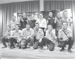  ??  ?? KENANGAN: Chong bersama Nor Hisham merakam kenangan bersama pasukan ERT TH Pelita Gedong Sdn Bhd yang dinobatkan sebagai juara keseluruha­n Pertanding­an Program Latihan Pemantapan Kawad Kecekapan ERT Zon Selatan Tahun 2018 di Kuching, malam kelmarin.