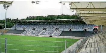  ?? FOTO: ANDREAS SCHLICHTER ?? Der Saarbrücke­r Stadtrat beschäftig­t sich am Dienstag mit Ideen zum Umbau des Ludwigspar­kstadions. Es geht unter anderem um den Rasen, aber auch um die Nordtribün­e (hinten im Bild).